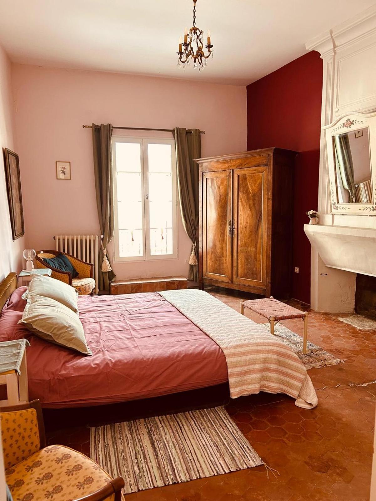 Hotel La Sarrasine Villes-sur-Auzon Exterior foto